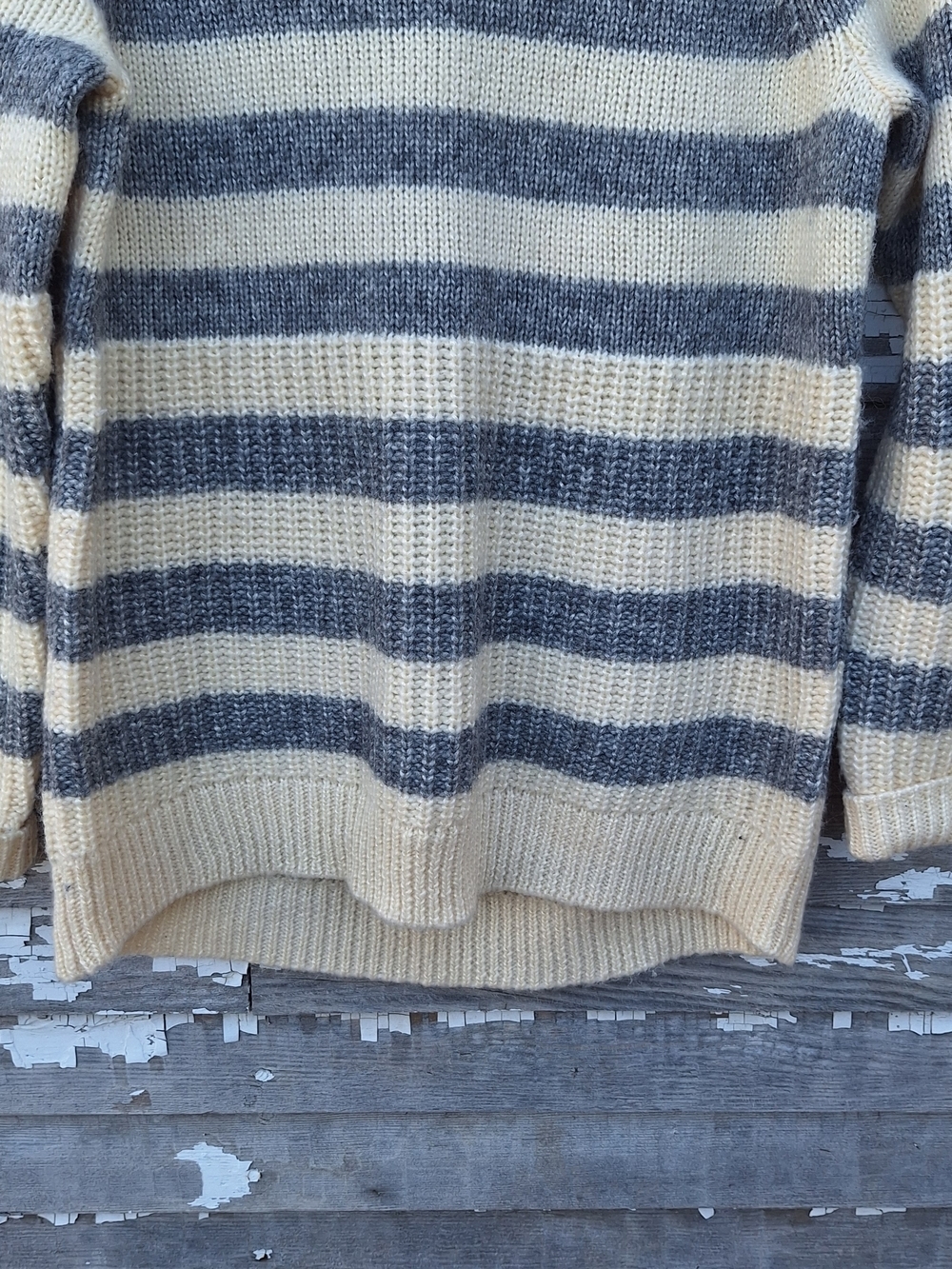 Banana Republic Italian Yarn Cream and Gray Striped Pullover Sweater Size Small - Picture 3 of 6